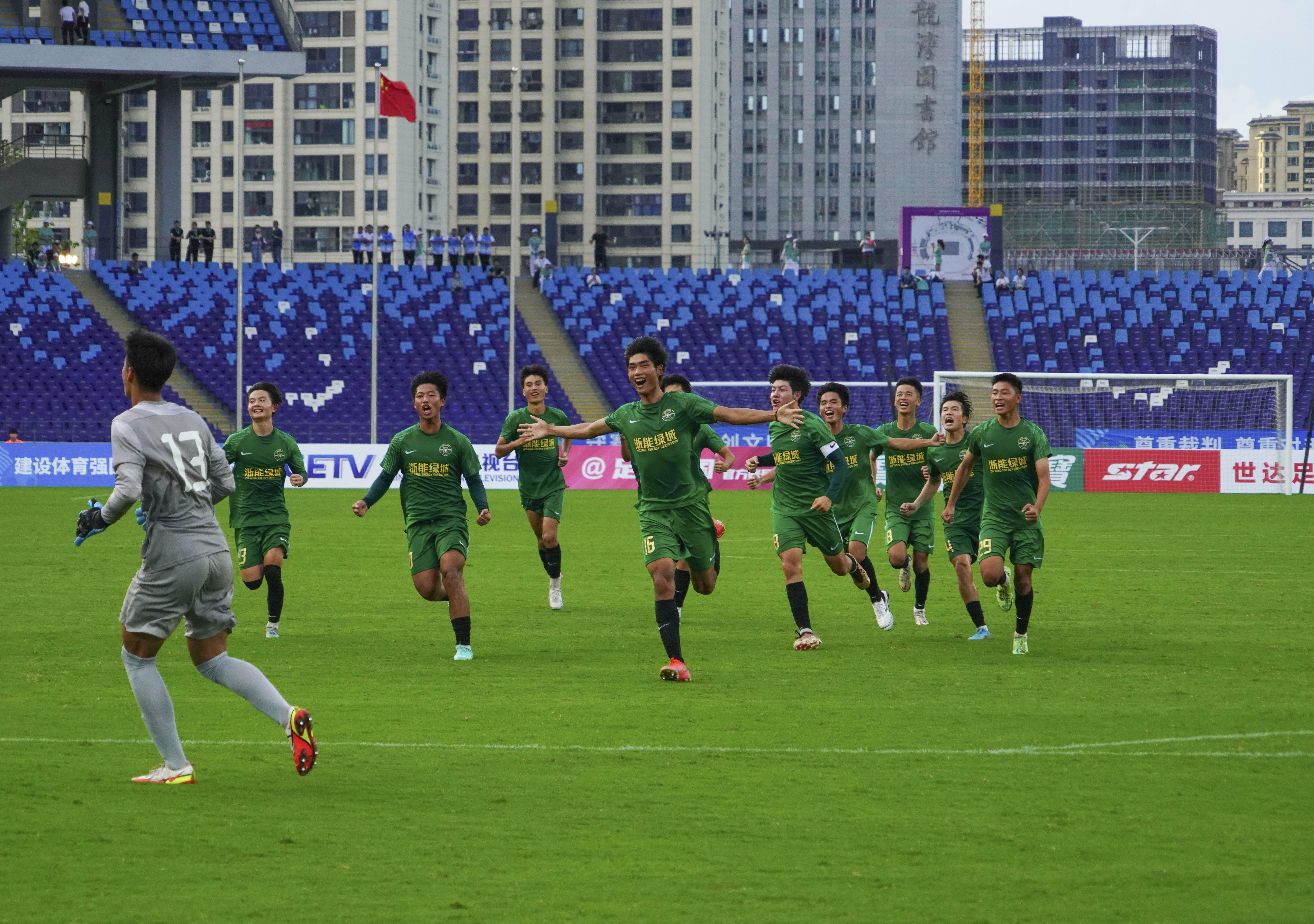 足球赛场上球员斗志昂扬,敢拼敢战 足球赛场上球员斗志昂扬,敢拼敢战