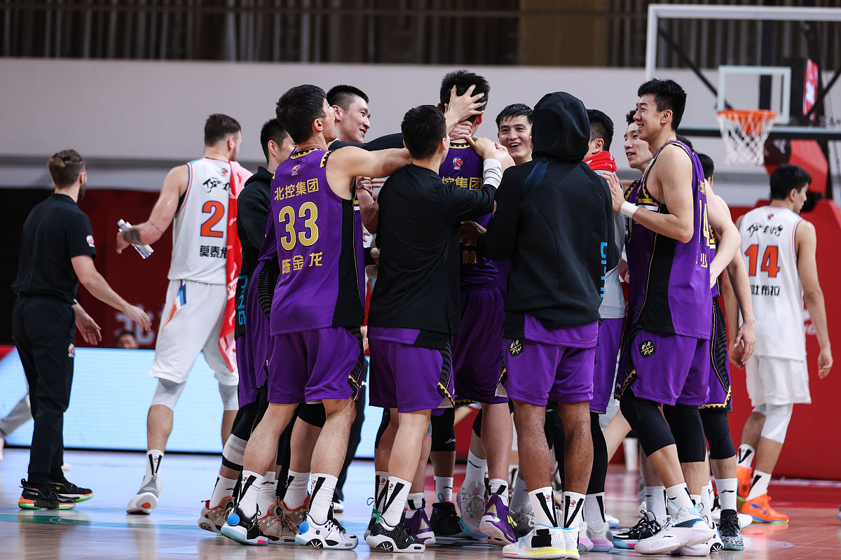 本赛季篮球联赛演绎激烈对抗