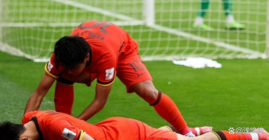 亚洲足球比赛现场出现球迷鼓励画面