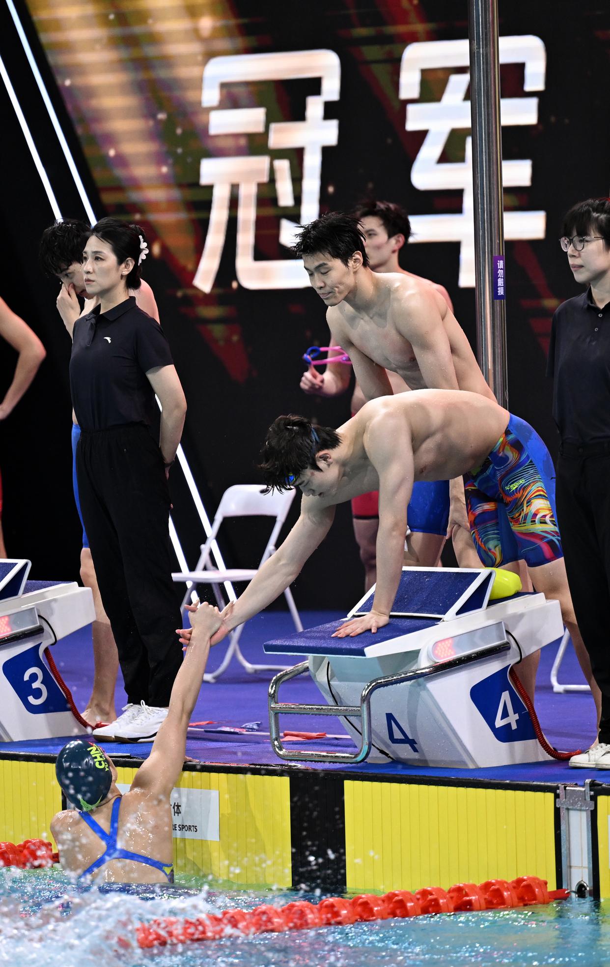 游泳健将突破纪录夺得百米自由泳冠军