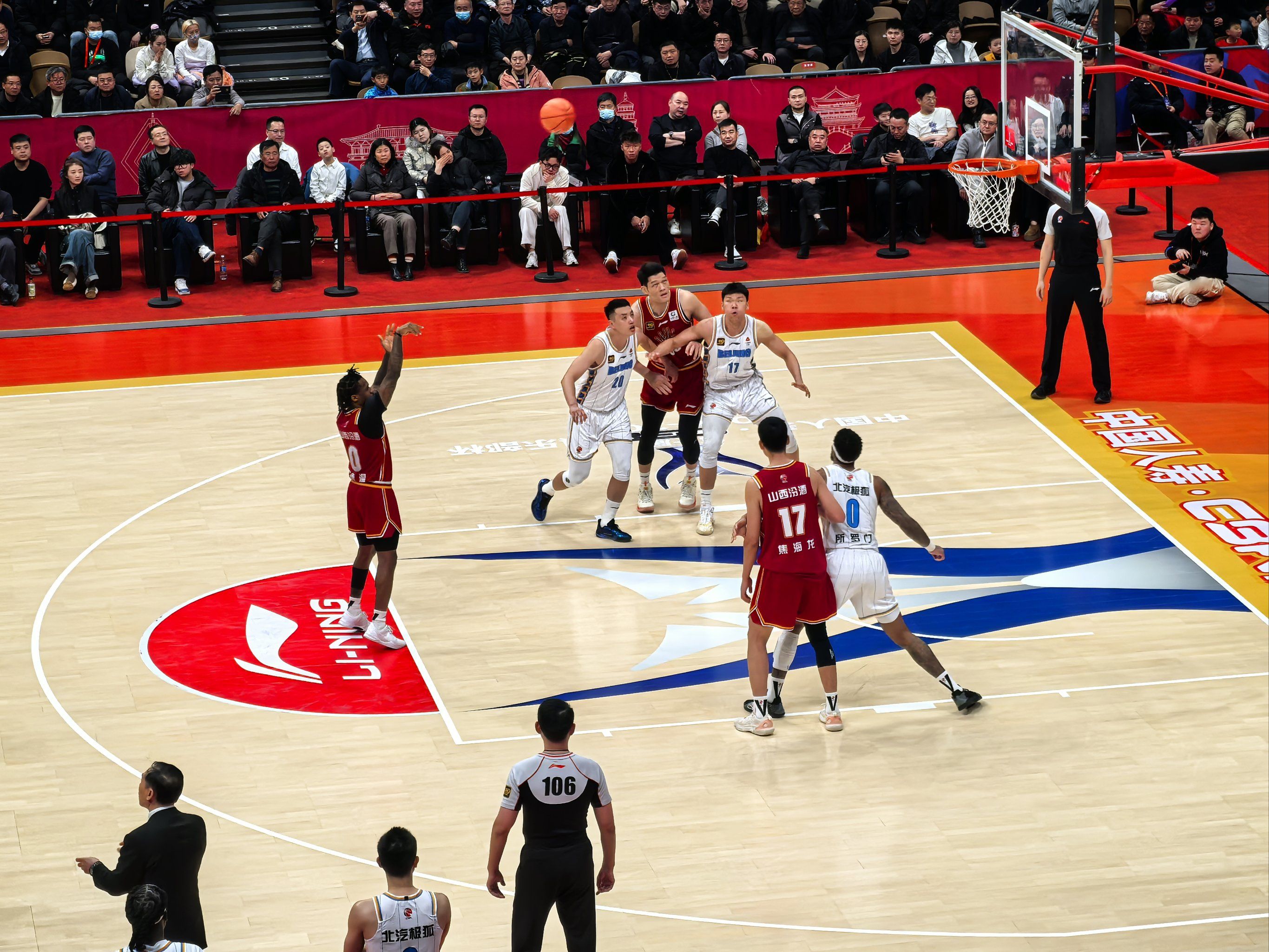 球员们在场上尽展风采，比赛精彩纷呈