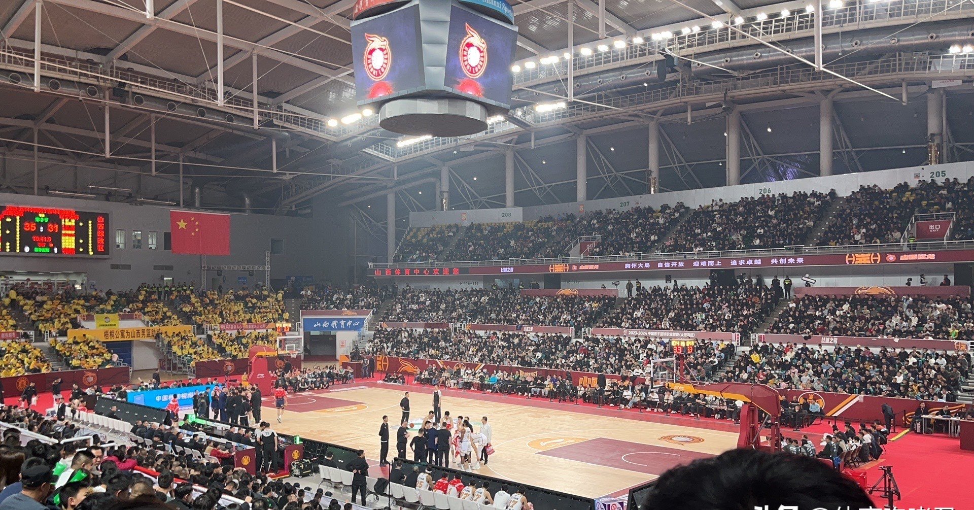 包含球迷狂欢：球队在主场击败劲敌士气大振的词条