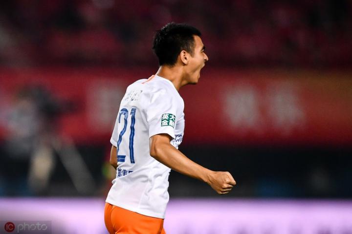 前锋破门得分,为球队赢来三分胜利 前锋破门得分,为球队赢来三分胜利