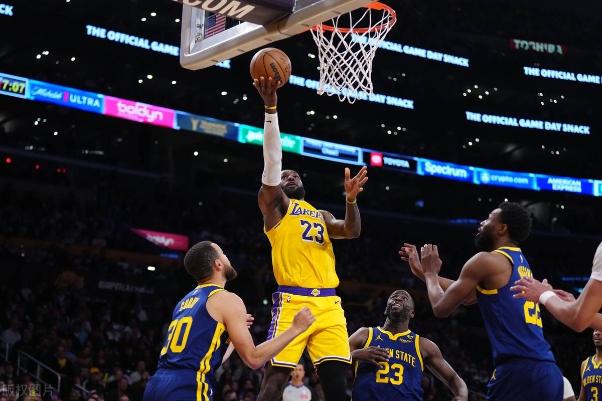 比赛看点十足，球员猛烈冲击球门的简单介绍