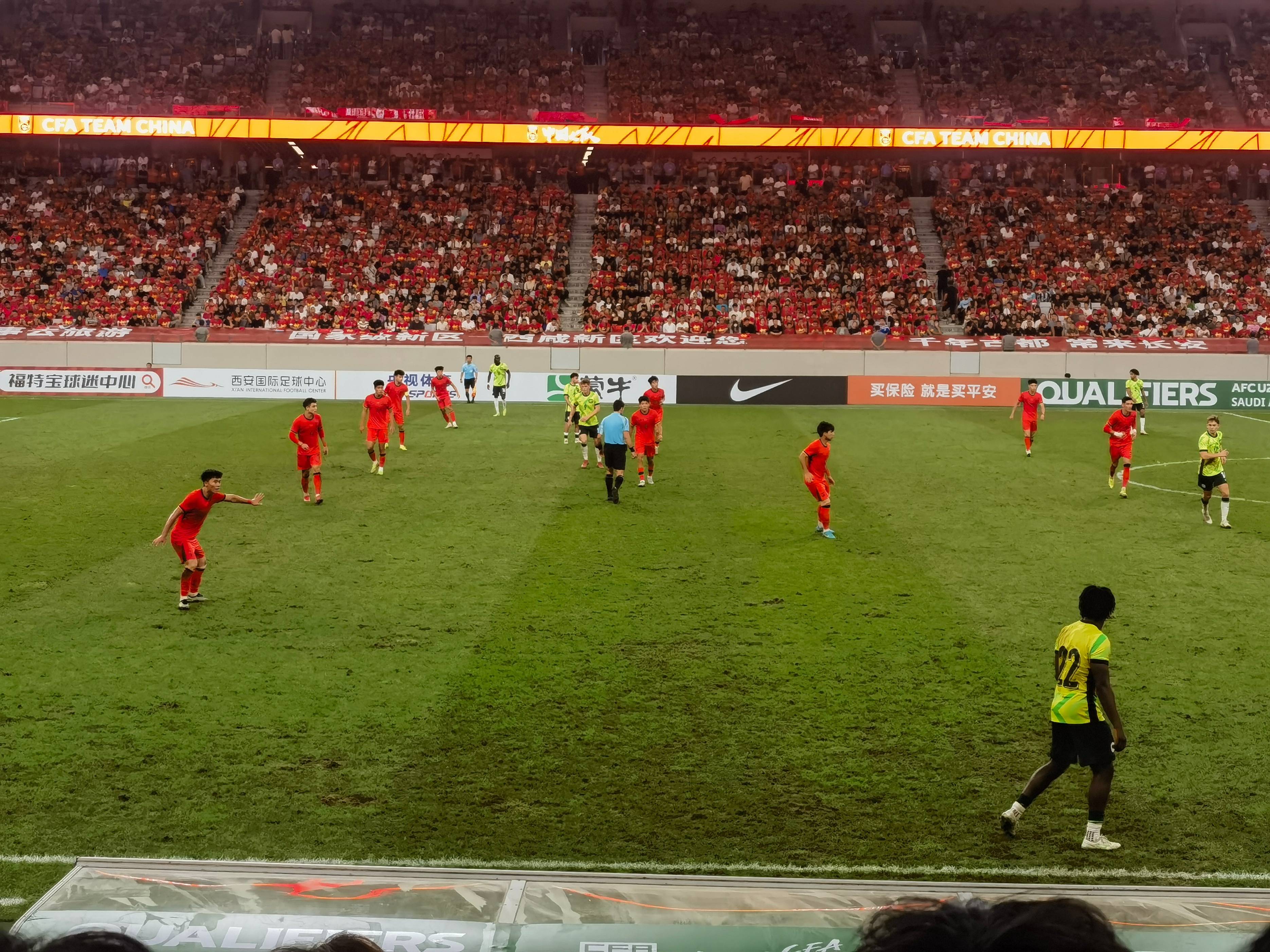 关于球迷热情高涨！西班牙比赛现场气氛火爆的信息