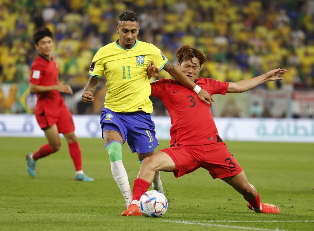 巴西球员在比赛中打入制胜球