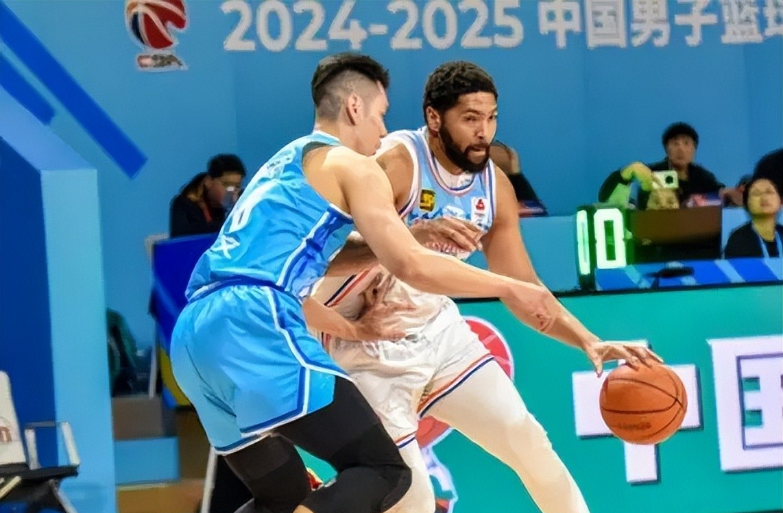 新疆队在比赛中展现出色表现，取得完胜