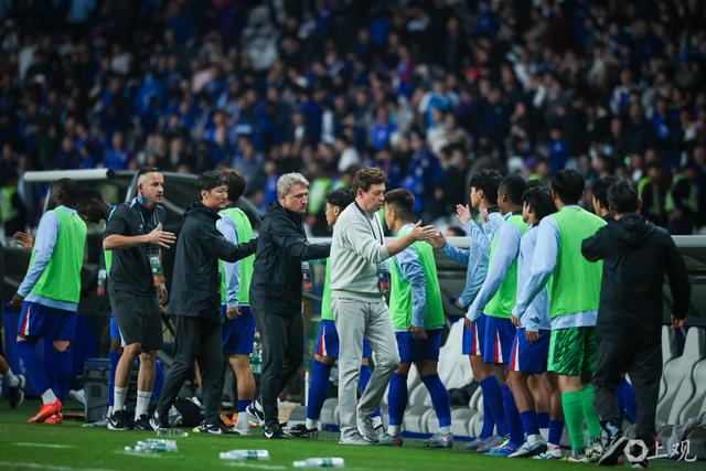 上海绿地申花争分夺气,向前冲刺 上海绿地申花争分夺气,向前冲刺