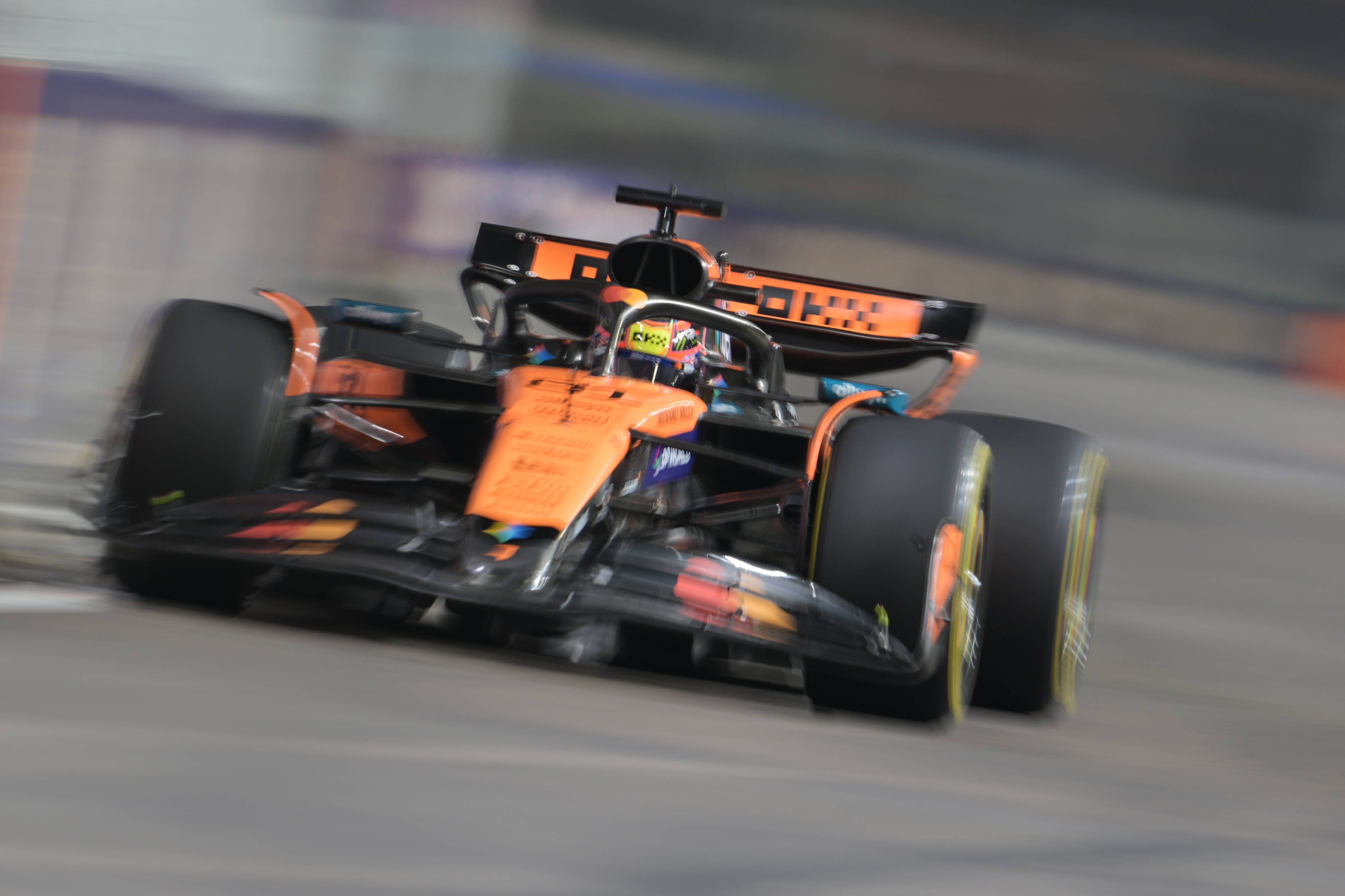 红牛车队完胜红牛二队，皮亚斯特里带队取胜