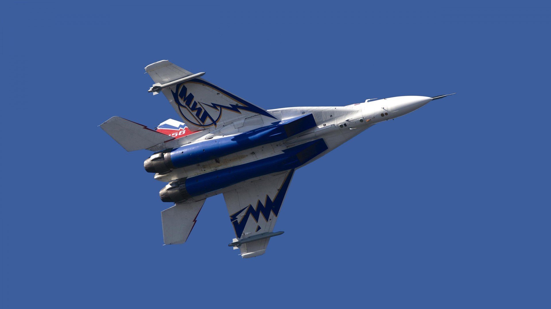 决赛前夜,在雷鸣的缝隙中,贝恩如一枚无声的、精准的箭头