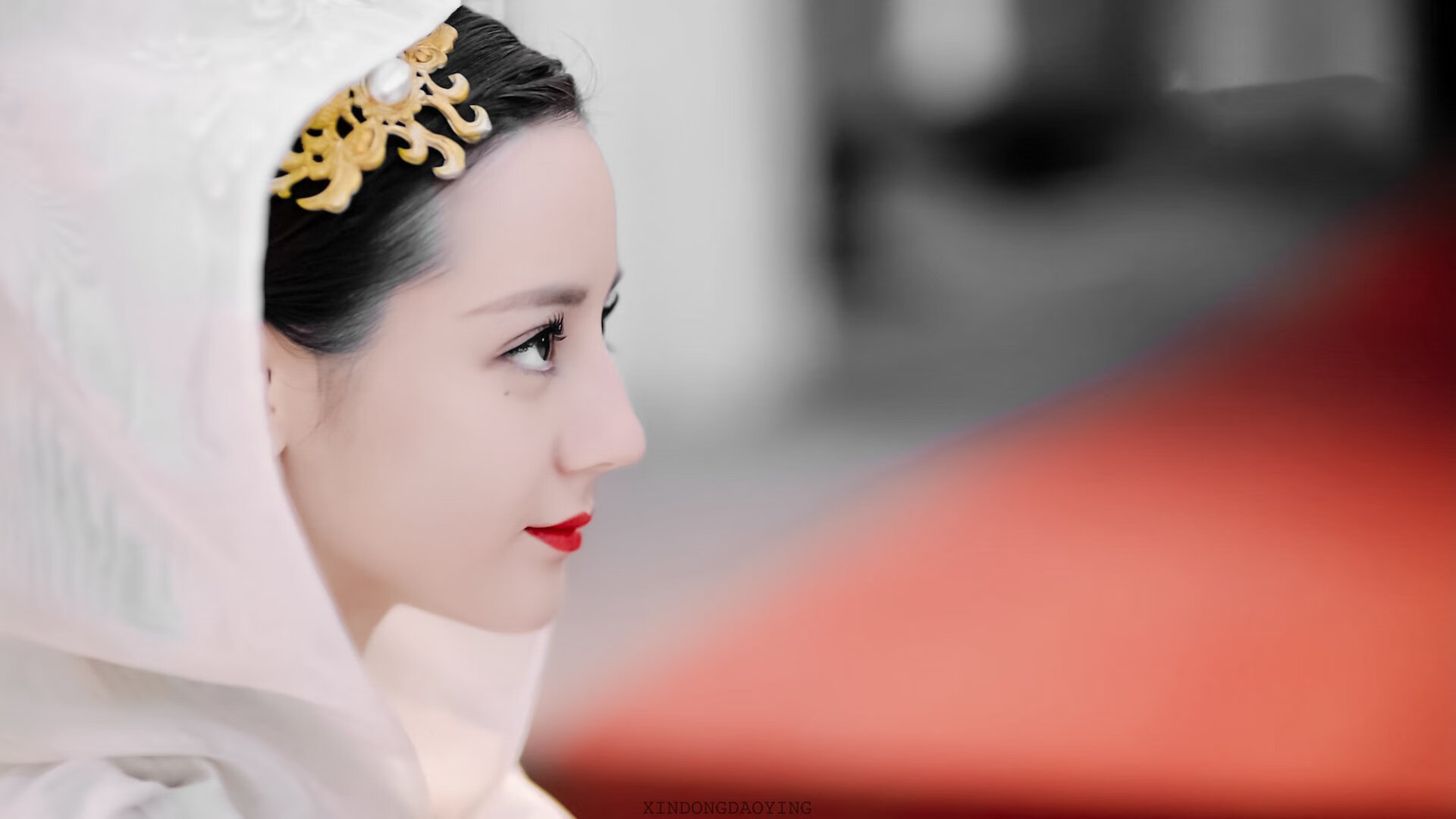 唯一的桥梁，当伊萨克在巴格达的硝烟与基辅的烛光之间奔跑